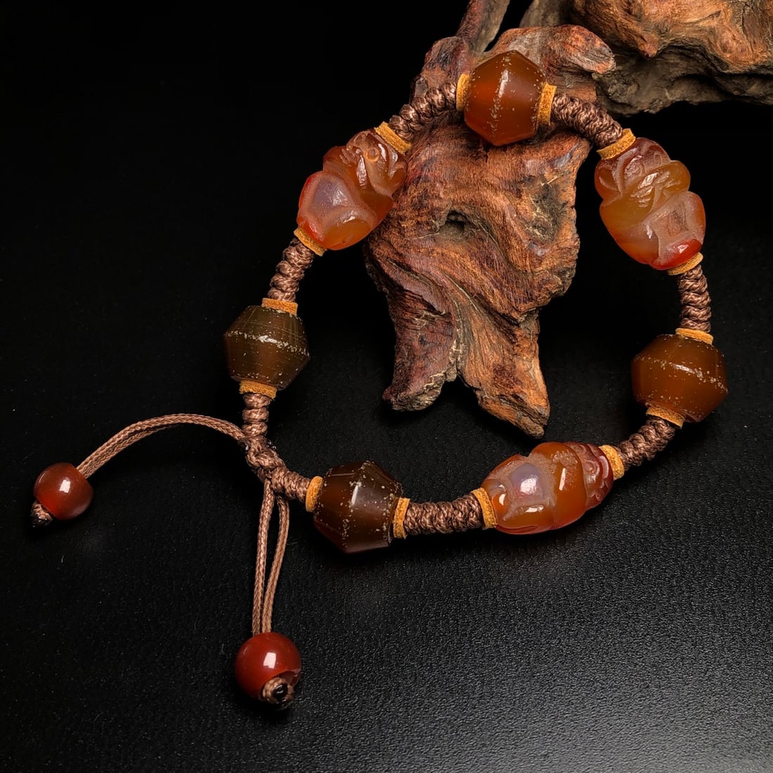 An Exquisite Agate Bracelet - 5