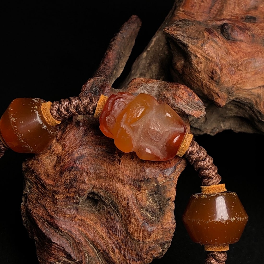 An Exquisite Agate Bracelet - 8