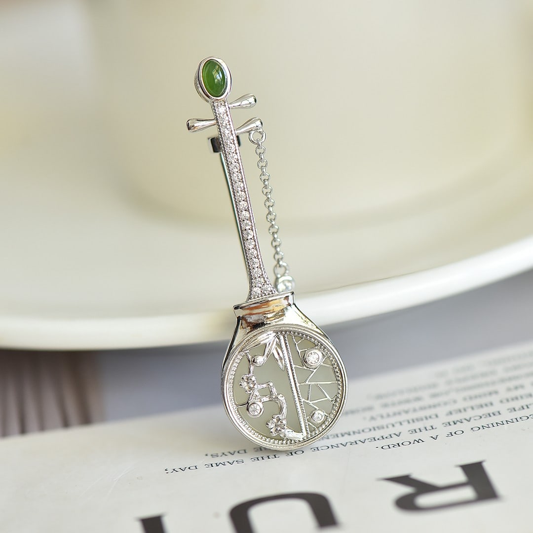 An Exquisite Sterling Silver Inlaid White Jade Brooch,Inlaid Diamond: An Exquisite Sterling Silver Inlaid White Jade Brooch,Inlaid Diamond,Size:0.6inx0.6in 纯银镶白玉胸针,嵌钻石
