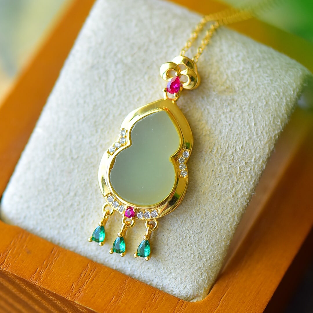 An Exquisite Sterling Silver-Gold Plated Inlaid Green Jade Necklace,Inlaid Diamond: An Exquisite Sterling Silver-Gold Plated Inlaid Green Jade Necklace,Inlaid Diamond,Size:0.6inx1.3in 纯银镀金镶青玉项链,嵌钻石