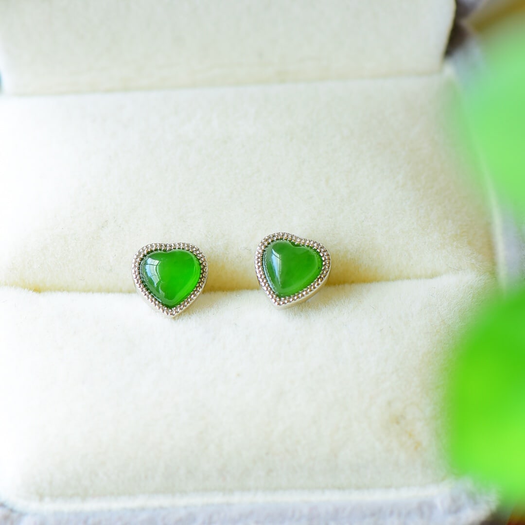 A Pair of Exquisite Sterling Silver Inlaid Jasper Earrings: A Pair of Exquisite Sterling Silver Inlaid Jasper Earrings,Size:0.3inx0.3in 一对纯银镶碧玉耳钉
