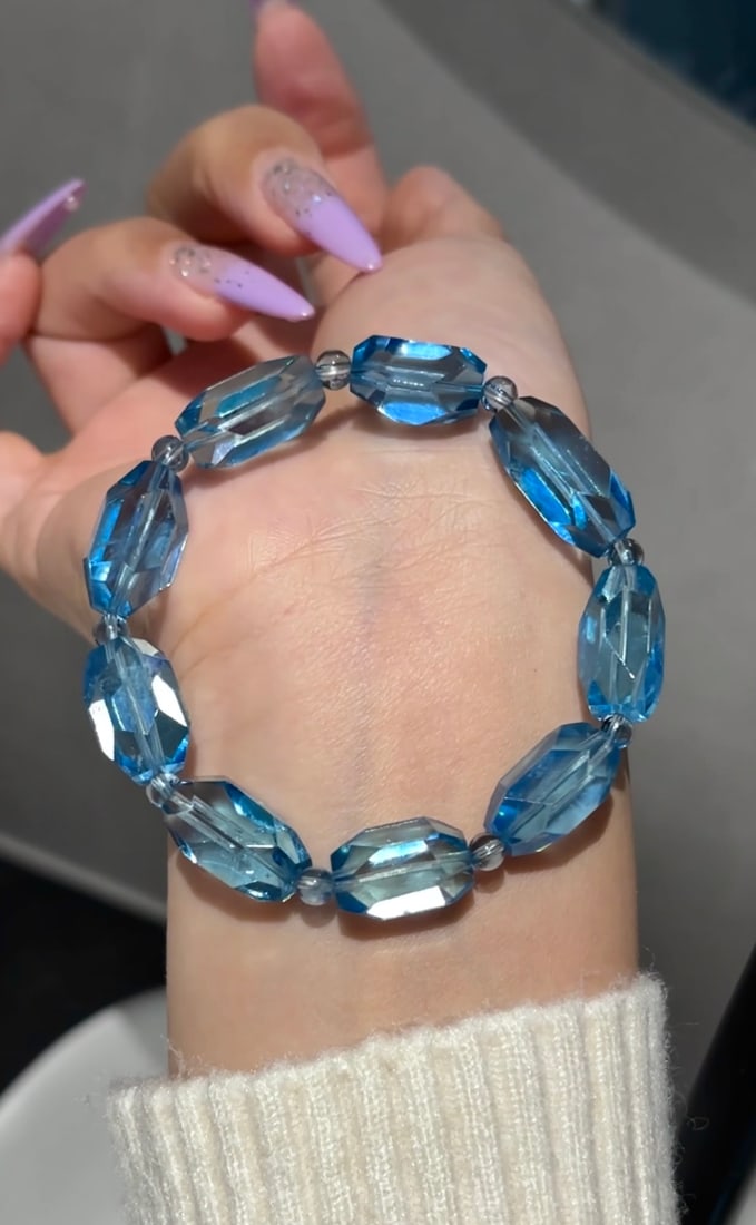 An Exquisite Aquamarine Bracelet: An Exquisite Aquamarine Bracelet,Size:0.8inx0.4in,Weight:27g 海蓝宝手串