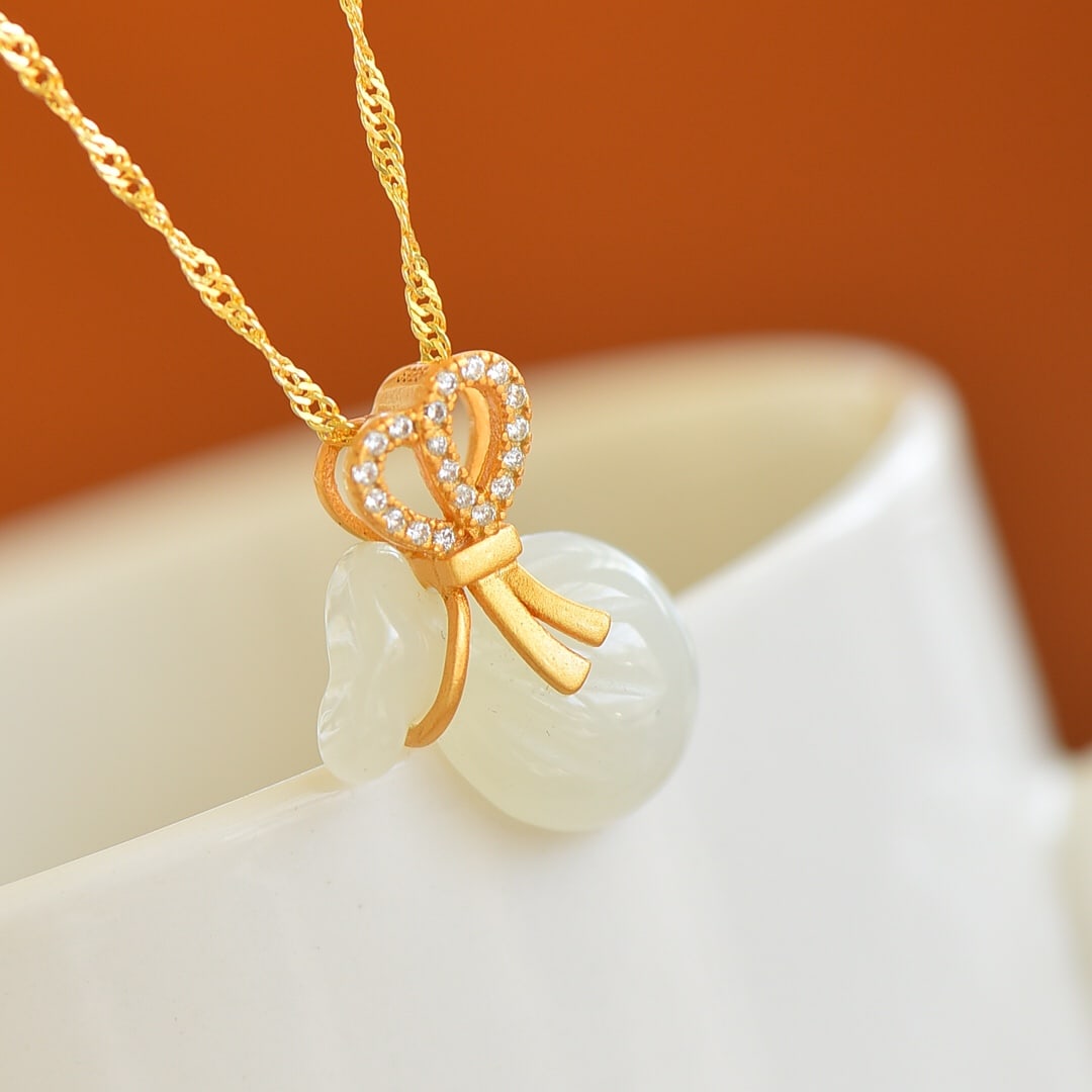 An Exquisite Sterling Silver-Gold Plated Inlaid White Jade Necklace,Inlaid Diamond: An Exquisite Sterling Silver-Gold Plated Inlaid White Jade Necklace,Inlaid Diamond,Size:0.5inx0.6in 纯银镀金镶白玉项链,嵌钻石