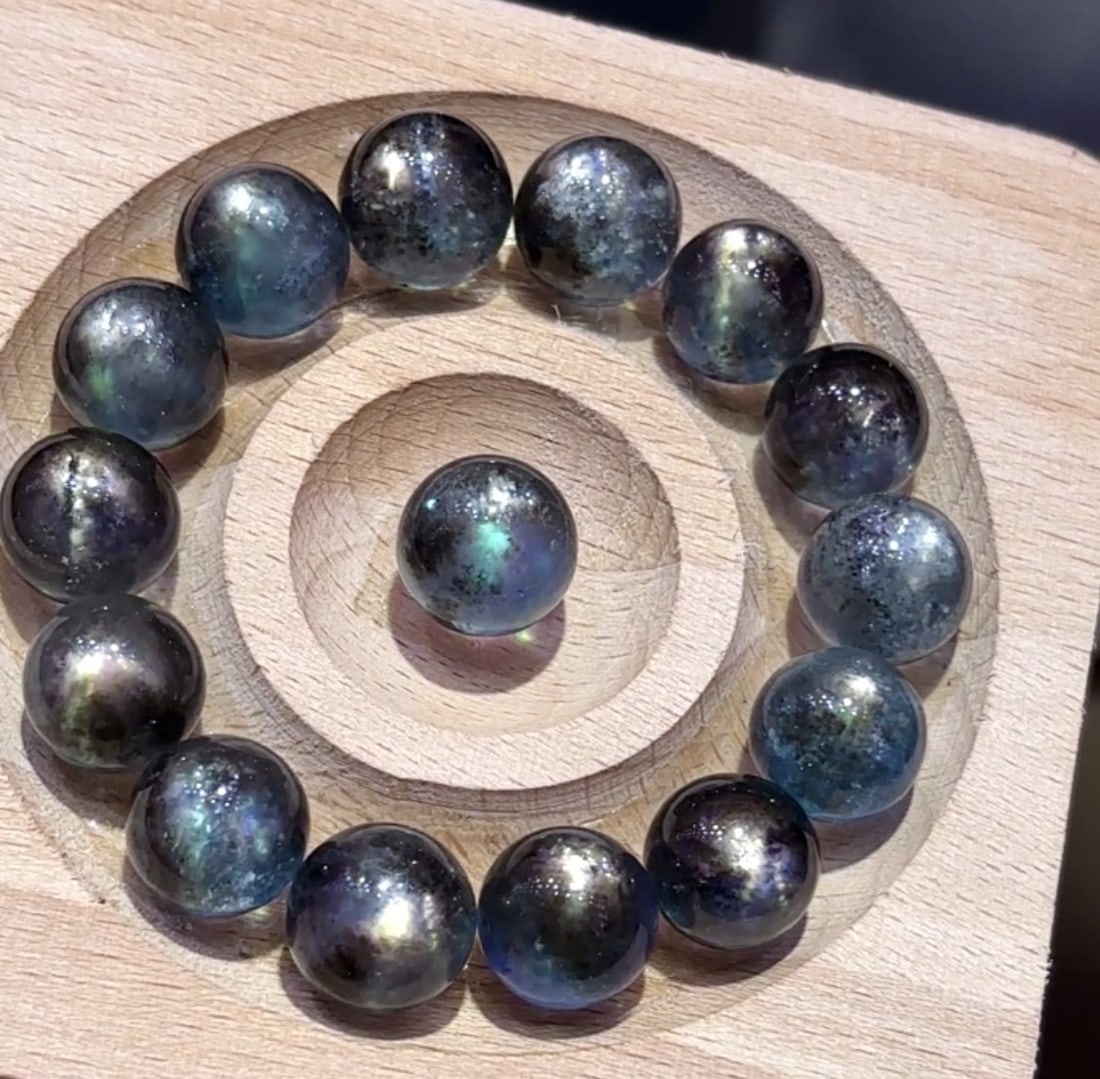 An Exquisite Aquamarine Bracelets: An Exquisite Aquamarine Bracelets,Size:0.5in,Weight:50g 海蓝宝手串
