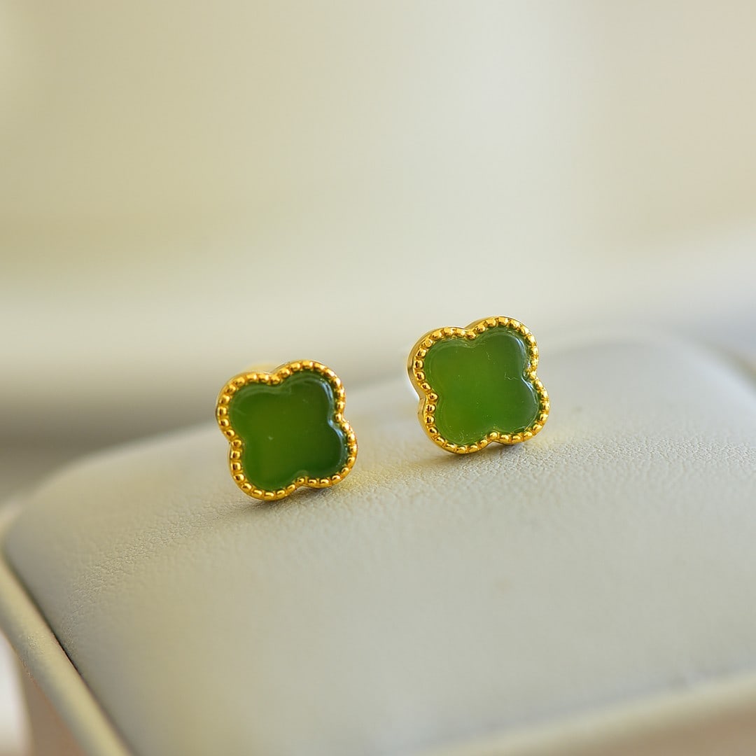 A Pair of Exquisite Sterling Silver-Gold Plated Inlaid Jasper Earrings: A Pair of Exquisite Sterling Silver-Gold Plated Inlaid Jasper Earrings,Size:0.3inx0.3in 一对纯银镀金镶碧玉耳钉