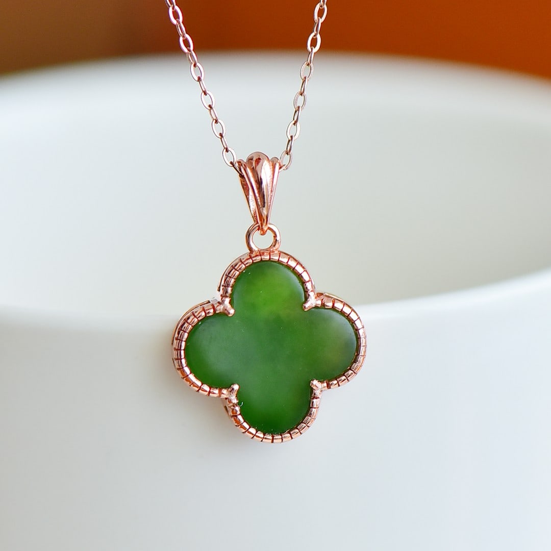 An Exquisite Sterling Silver Inlaid Jasper Necklace: An Exquisite Sterling Silver Inlaid Jasper Necklace,Size:(Necklace)0.6inx0.6in,(Earrings)0.4inx0.4in 纯银镶碧玉项链