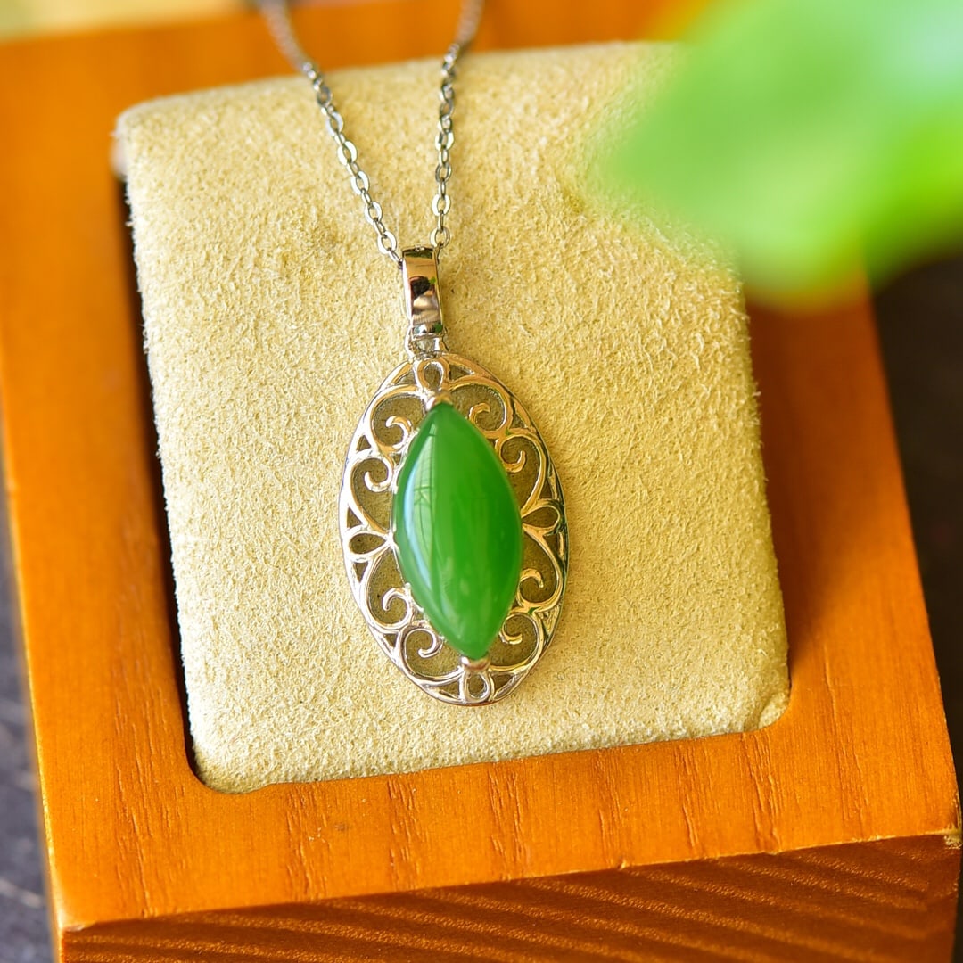 An Exquisite Sterling Silver Inlaid Jasper Necklace: An Exquisite Sterling Silver Inlaid Jasper Necklace,Size:0.6inx1.1in 纯银镶碧玉项链