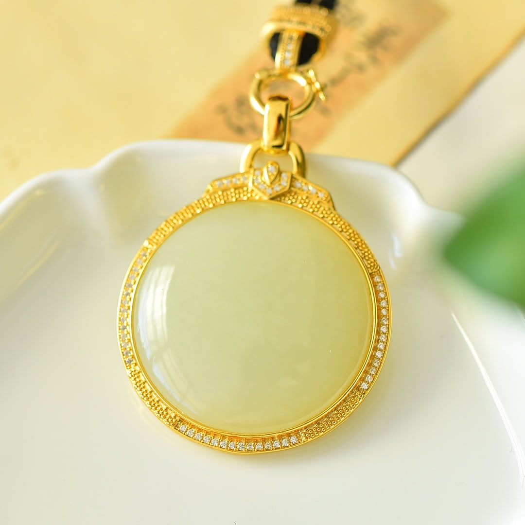 An Exquisite Sterling Silver-Gold Plated Inlaid Greenish Jade Necklace,Inlaid Diamond: An Exquisite Sterling Silver-Gold Plated Inlaid Greenish Jade Necklace,Inlaid Diamond,Size:1.5inx2in 纯银镀金镶青玉项链,嵌钻石