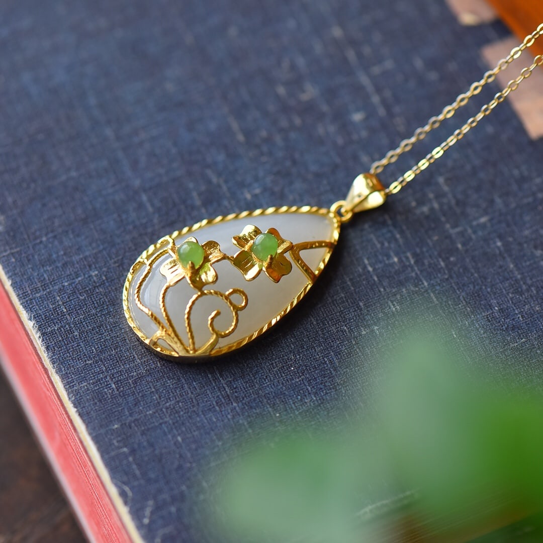 An Exquisite Sterling Silver-Gold Plated Inlaid White Jade Necklace,Inlaid Jasper: An Exquisite Sterling Silver-Gold Plated Inlaid White Jade Necklace,Inlaid Jasper,Size:0.7inx1.5in 纯银镀金镶白玉项链,嵌碧玉