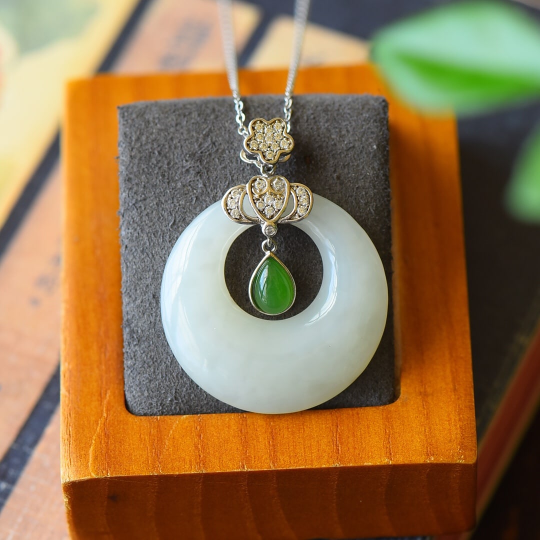 An Exquisite Sterling Silver Inlaid White Jade Necklace,Inlaid Diamond: An Exquisite Sterling Silver Inlaid White Jade Necklace,Inlaid Diamond,Size:1.2inx1.5in 纯银镶白玉项链,嵌钻石
