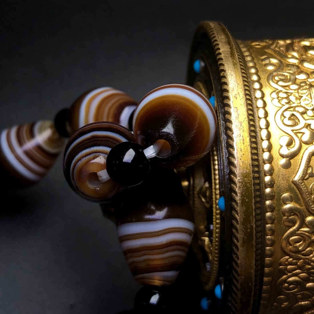 An Exquisite Agate Bracelet - 9