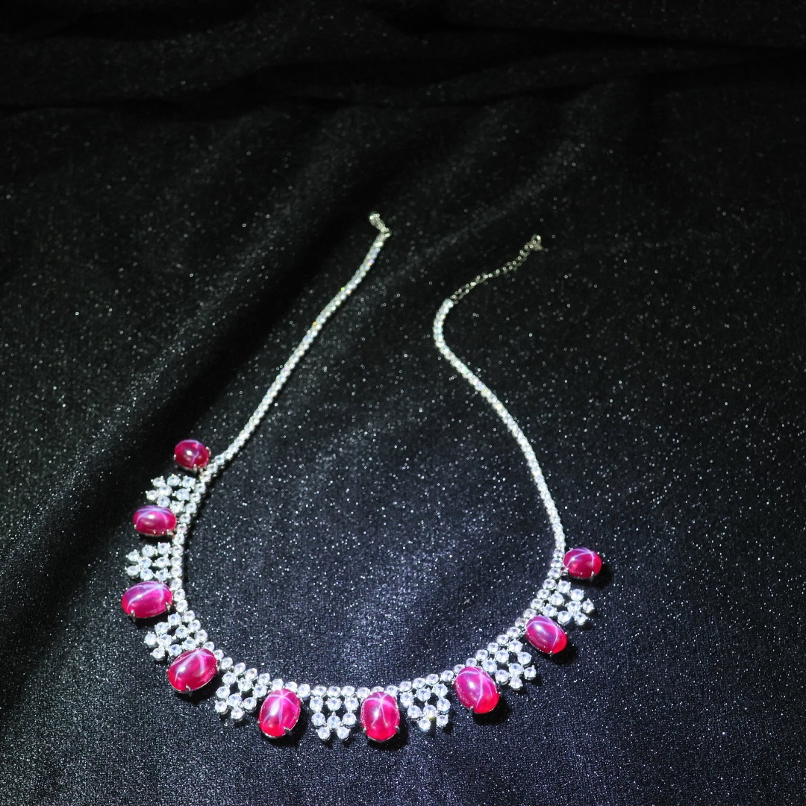 An Exquisite Necklace: An Exquisite Necklace 一个精美的项链