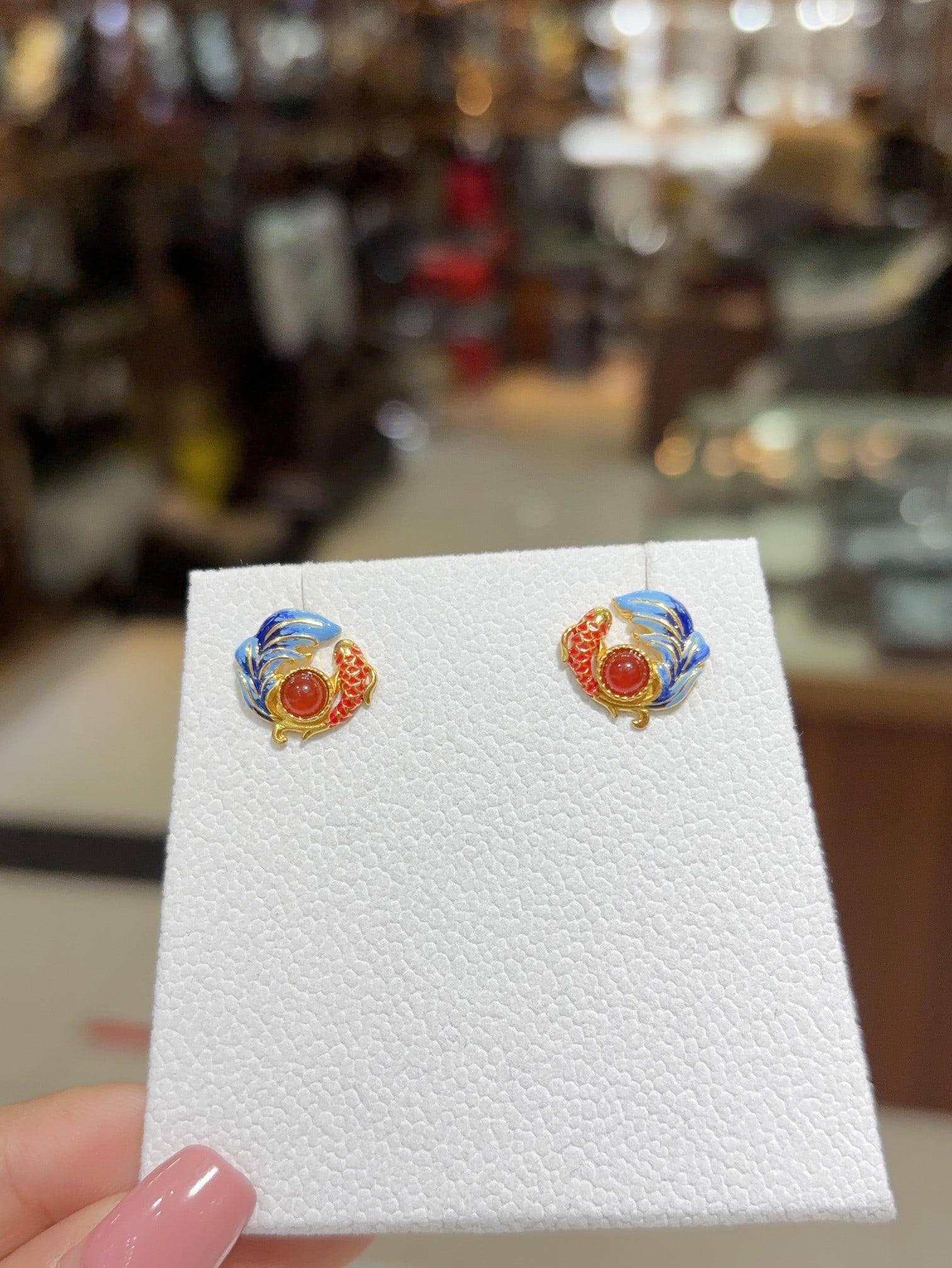 A Pair of Exquisite Sterling Silver-Gold Plated Inlaid Agate Enamel Earrings: A Pair of Exquisite Sterling Silver-Gold Plated Inlaid Agate Enamel Earrings 一对纯银镀金镶玛瑙珐琅耳钉