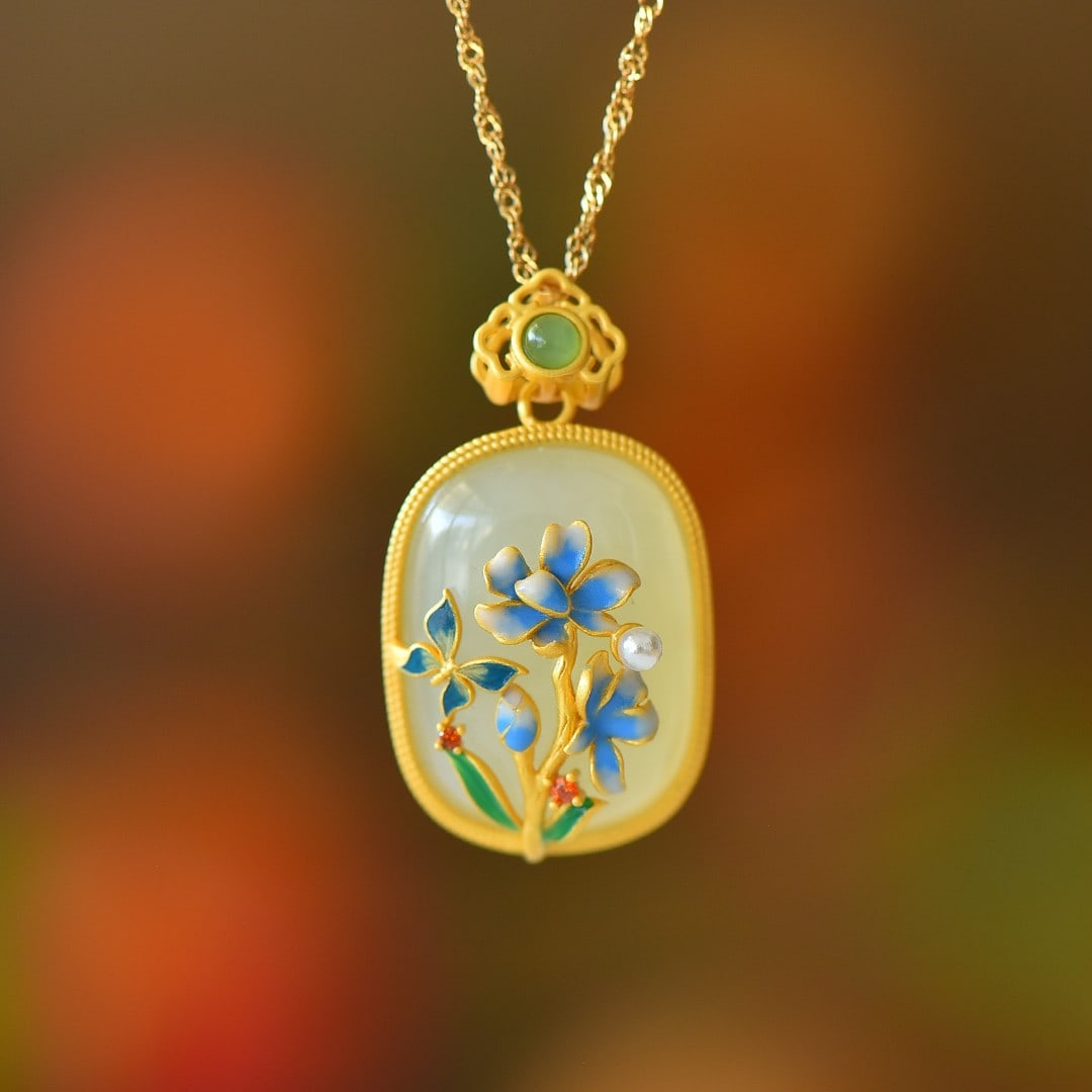 An Exquisite Sterling Silver-Gold Plated Inlaid White Jade Pendant: An Exquisite Sterling Silver-Gold Plated Inlaid White Jade Pendant,Size:0.6inx0.9in 纯银镀金镶白玉吊坠