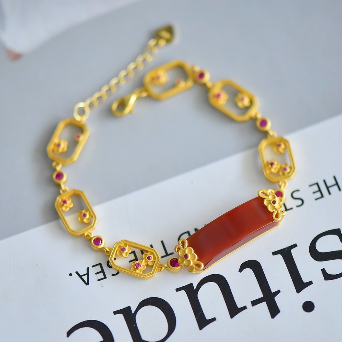 An Exquisite Sterling Silver-Gold Plated Inlaid Agate Bracelets,Inlaid Gems: An Exquisite Sterling Silver-Gold Plated Inlaid Agate Bracelets,Inlaid Gems,Size:0.3inx1in 纯银镀金镶玛瑙手链,嵌宝石