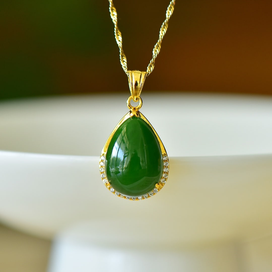 An Exquisite Sterling Silver-Gold Plated Inlaid Jasper Pendant,Inlaid Diamond: An Exquisite Sterling Silver-Gold Plated Inlaid Jasper Pendant,Inlaid Diamond,Size:0.5inx0.7in 纯银镀金镶碧玉项链,嵌钻石