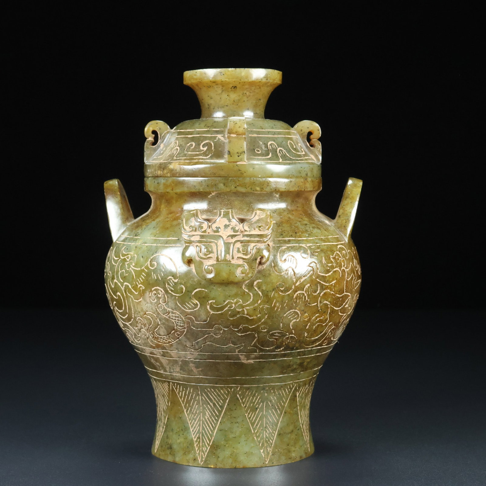 A Exquisite Hotan Jade Dragon Pattern Jar: A Exquisite Hotan Jade Dragon Pattern Jar,Han Dynasty, China,Size:3.9inx3.9inx5.9in,Weight:451g 和田玉龙纹罐,中国汉代
