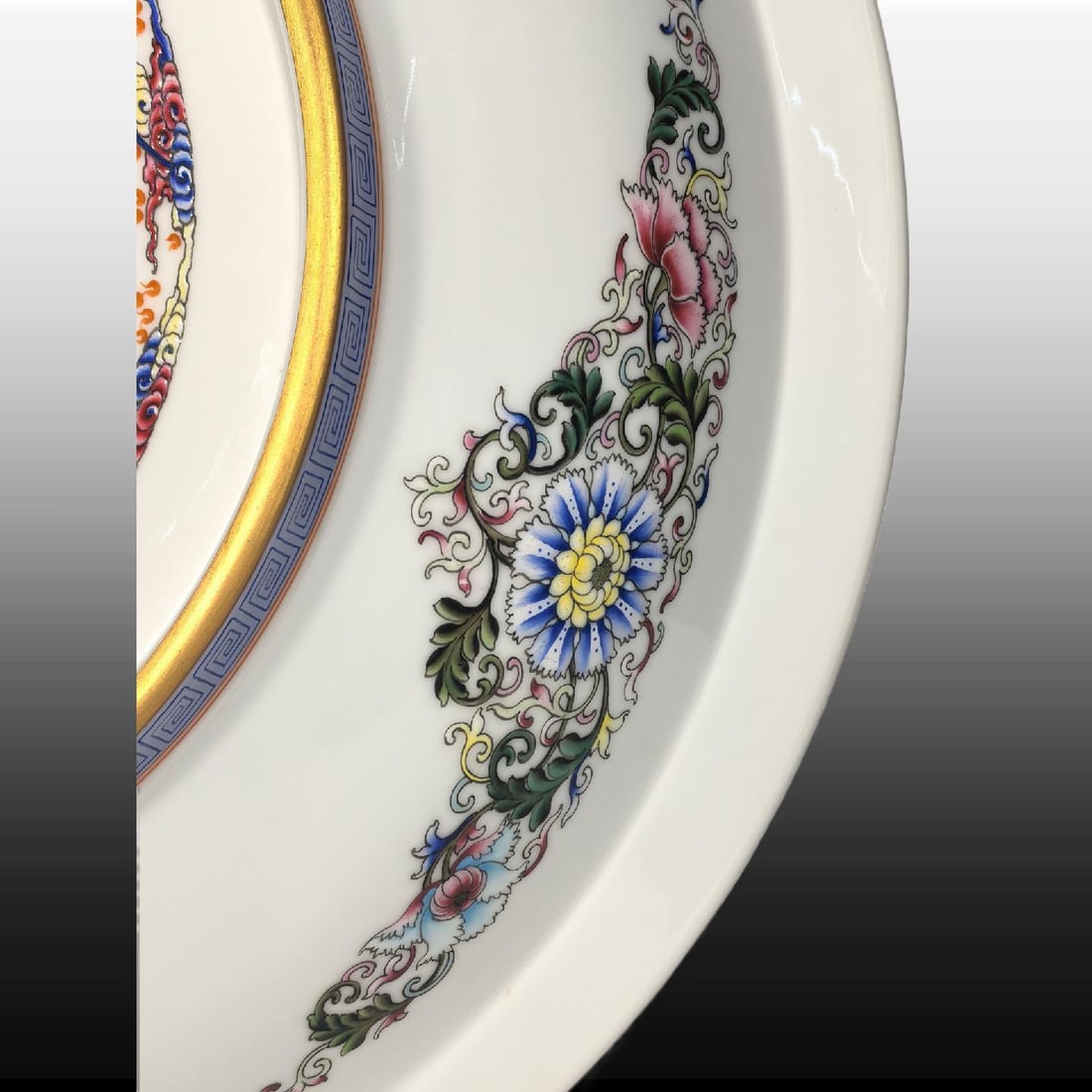 A Exquisite Enamel Landscape Pattern Plate - 8