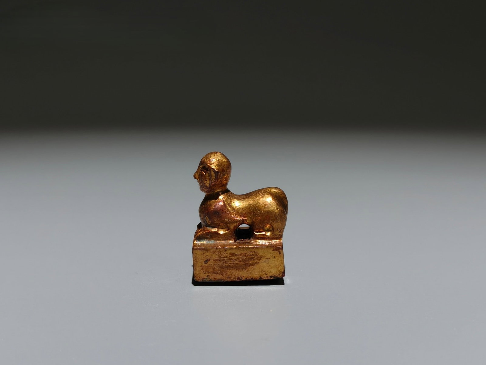 A Exquisite Gilt Bronze Auspicious Beast Seal: A Exquisite Gilt Bronze Auspicious Beast Seal,Han Dynasty, China,Size:1.4inx1inx0.9in,Weight:g 铜鎏金瑞兽印章,中国汉代