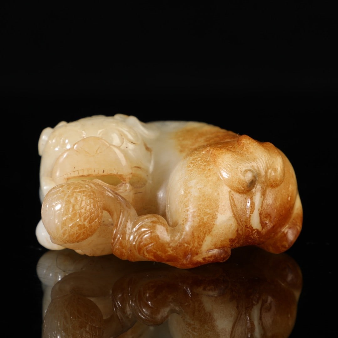A Exquisite Hotan Jade Auspicious Beast Ornament: A Exquisite Hotan Jade Auspicious Beast Ornament,Han Dynasty, China,Size:1.2inx2.6in,Weight:189g 和田玉瑞兽摆件,中国汉代