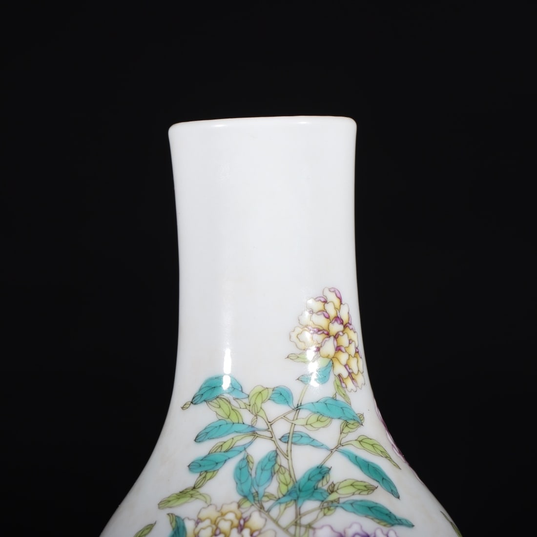A Exquisite Enamel Flower Pattern Vase - 2