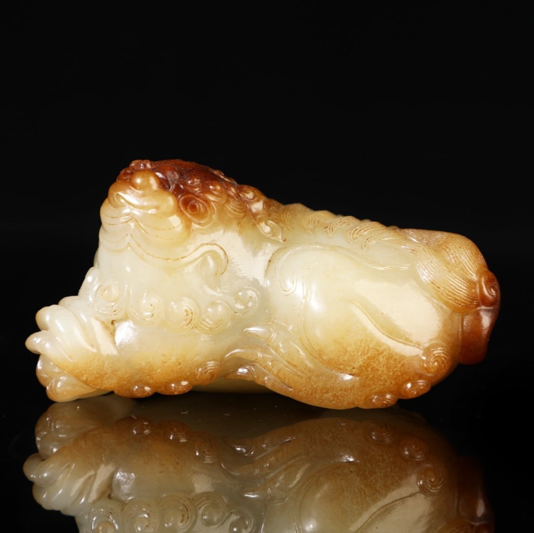 A Exquisite Hotan Jade Auspicious Beast Ornament: A Exquisite Hotan Jade Auspicious Beast Ornament,Han Dynasty, China,Size:1.6inx3in,Weight:180g 和田玉瑞兽摆件,中国汉代
