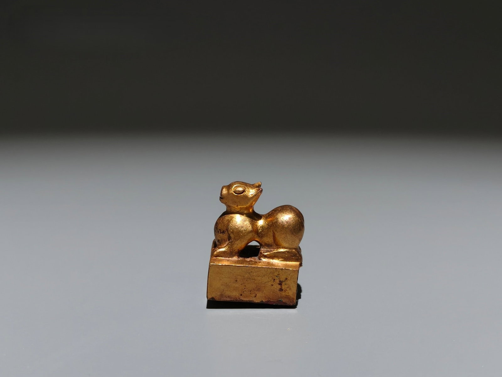 A Exquisite Gilt Bronze Auspicious Beast Seal: A Exquisite Gilt Bronze Auspicious Beast Seal,Han Dynasty, China,Size:1.2inx0.9inx0.9in,Weight:g 铜鎏金瑞兽印章,中国汉代