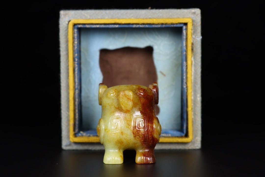 A Exquisite Hotan Jade Auspicious Beast Ornament: A Exquisite Hotan Jade Auspicious Beast Ornament,Han Dynasty, China,Size:1.6inx1.6inx2in,Weight:155g 和田玉瑞兽摆件,中国汉代