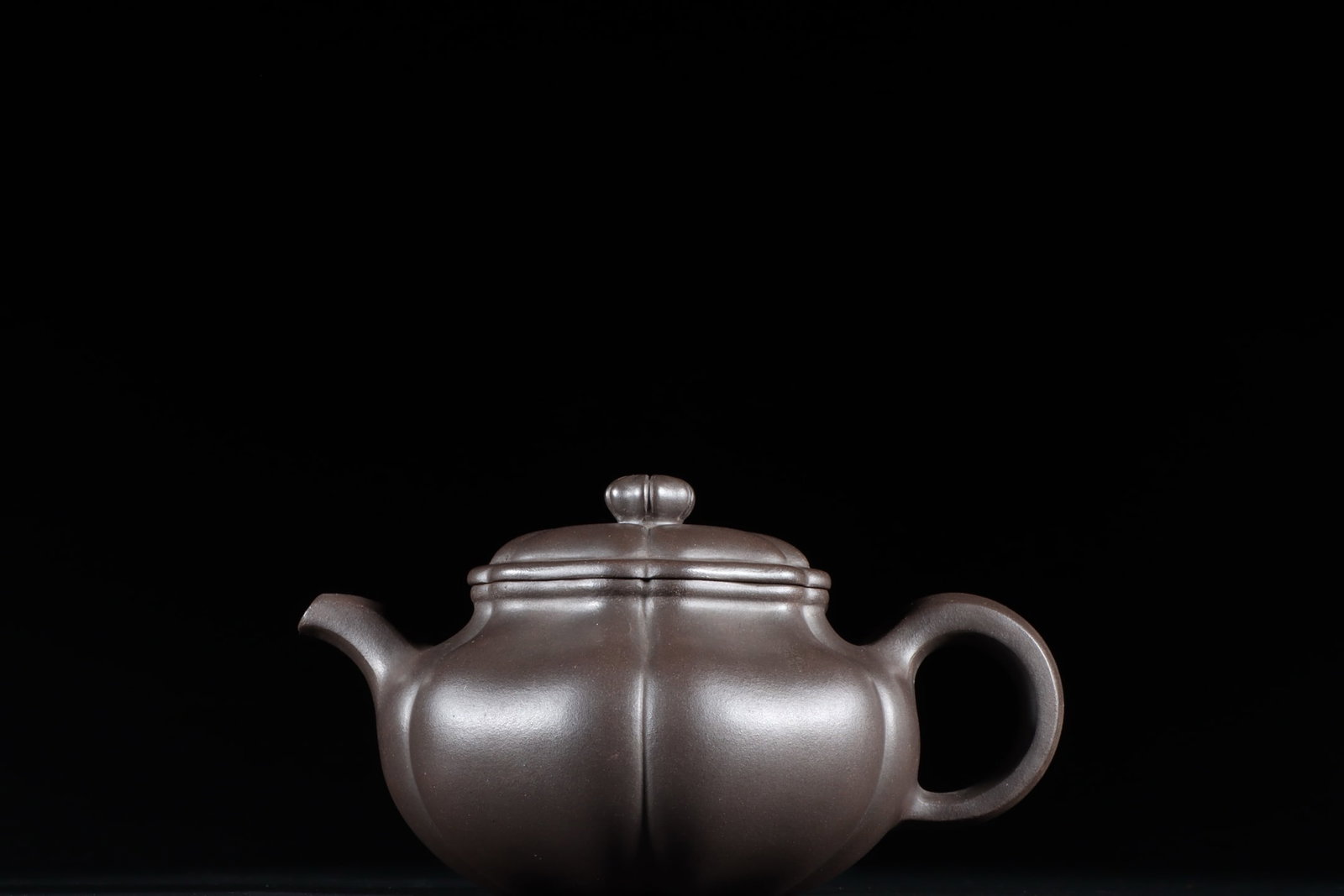 A Exquisite Wang Baogen Mark Purple Sands Ewer: A Exquisite Wang Baogen Mark Purple Sands Ewer,Republic of China,With Mark,Size:3.3inx5.9in 汪宝根款紫砂壶,民国,带款