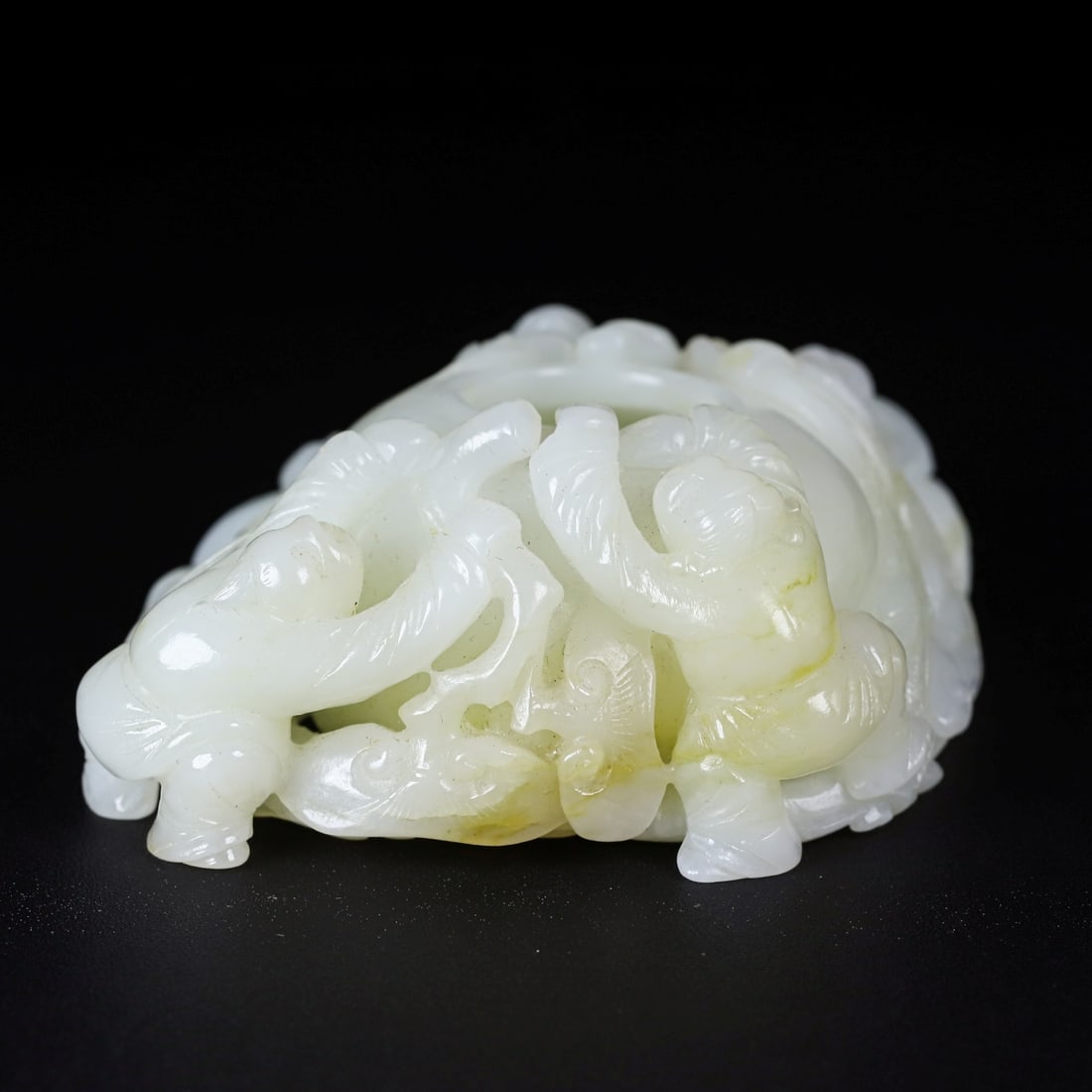 A Exquisite Hotan Jade Figures Brush Washer: A Exquisite Hotan Jade Figures Brush Washer,Ming Dynasty, China,Size:4.2inx3.1inx1.5in,Weight:280g 和田玉人物水洗,中国明代