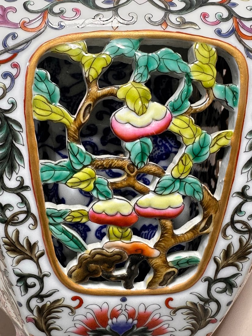 A Exquisite Enamel Flower and Fruit Pattern Vase - 3