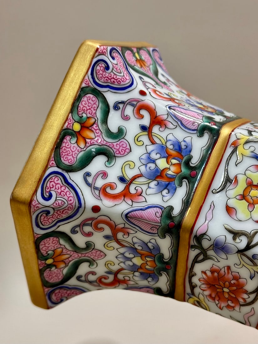 A Exquisite Enamel Flower and Fruit Pattern Vase - 6