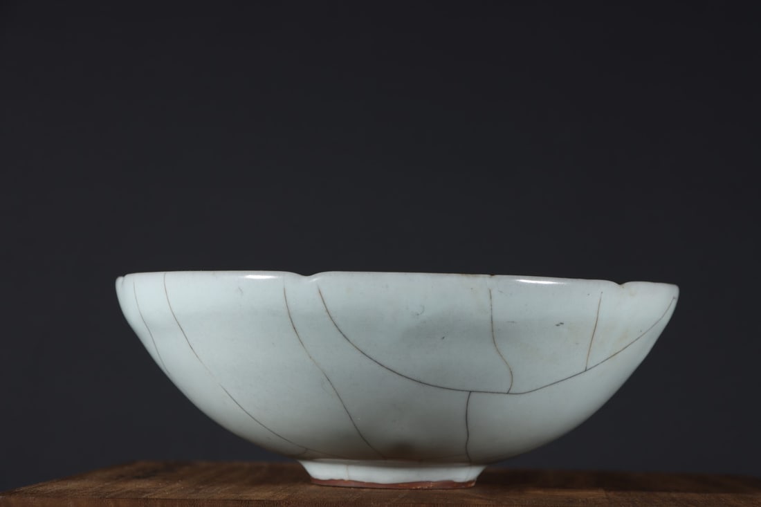 A Exquisite Guan yao Moon White Glazed Bowl (1 of 8)