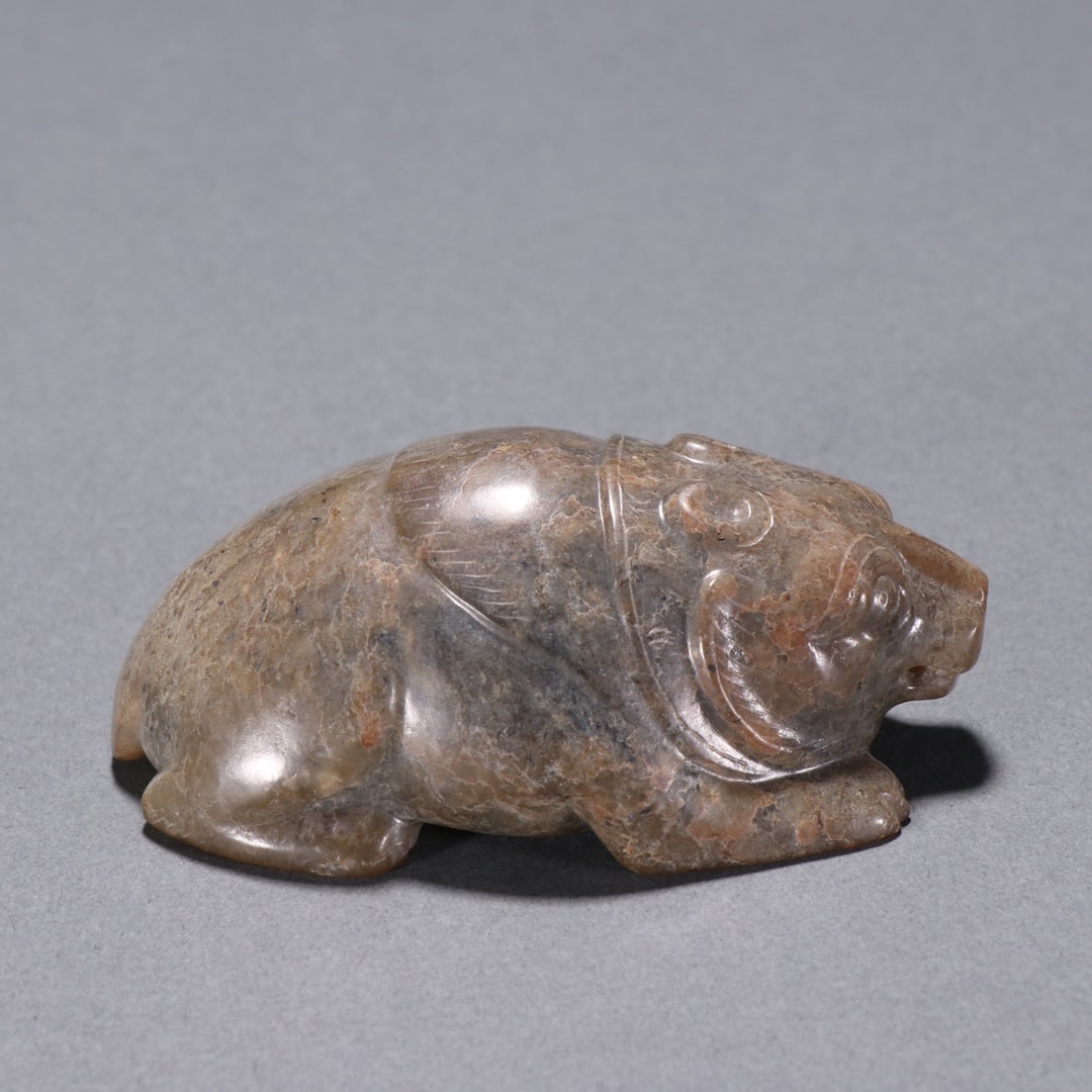 A Exquisite Gaogu Jade Bear Ornament: A Exquisite Gaogu Jade Bear Ornament,Han Dynasty, China,Size:1.2inx3.3in 高古玉熊摆件,中国汉代
