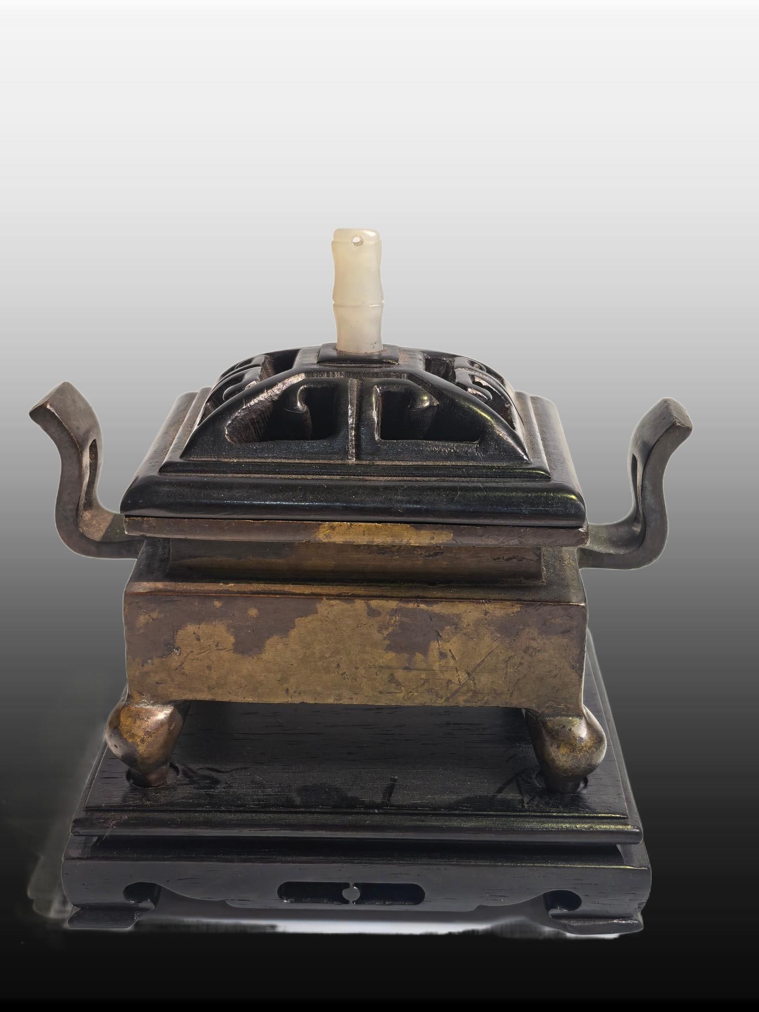 A Exquisite Coppery Double-Ears Four-legs Censer: A Exquisite Coppery Double-Ears Four-legs Censer,Ming Dynasty, China,Xuande Six-character Mark,Size:3.9inx2.4inx3.1in,Weight:388g