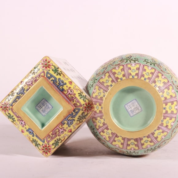 A Exquisite Enamel Lotus Pattern Landscape Pattern Vase - 8