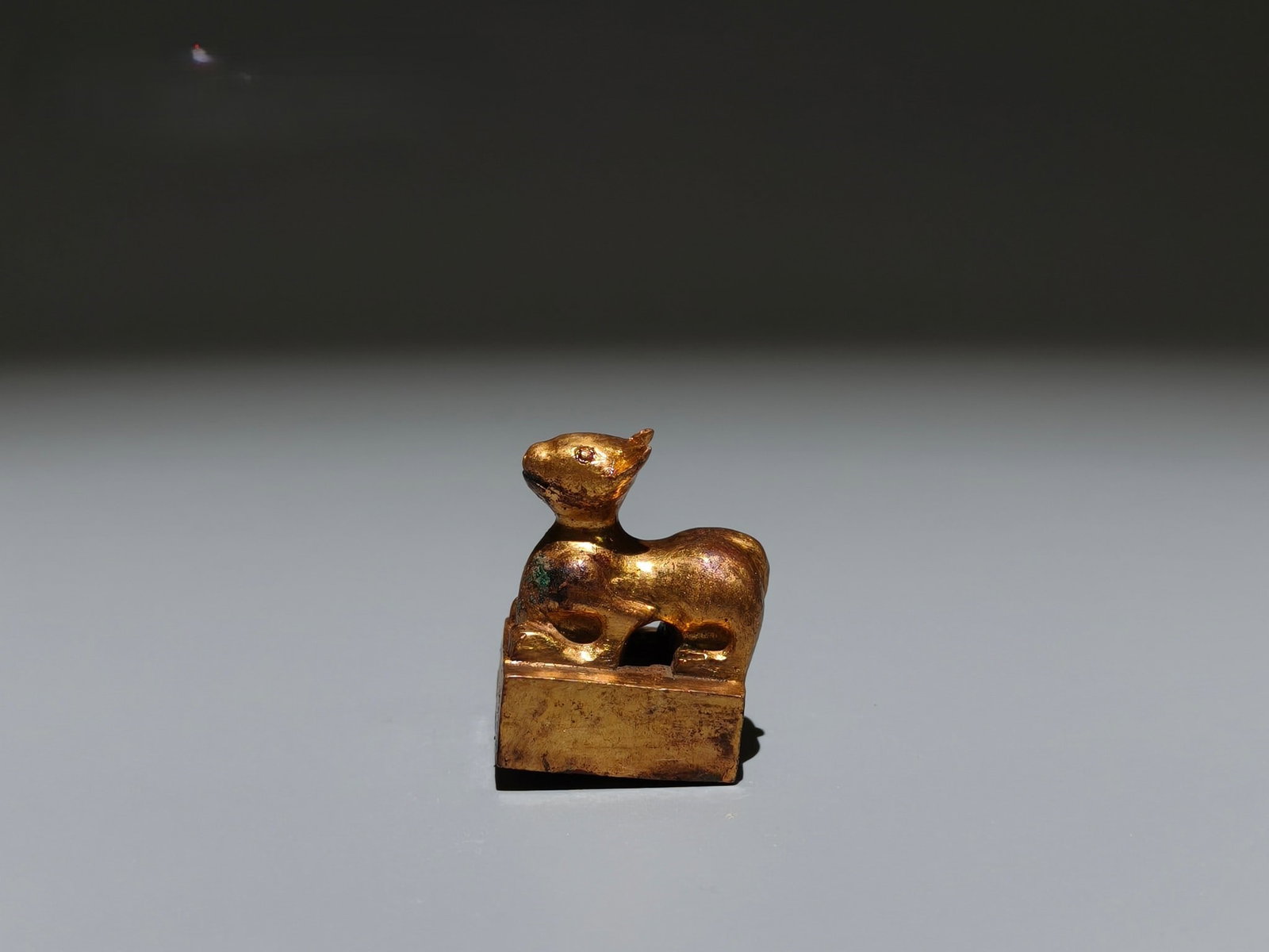 A Exquisite Gilt Bronze Auspicious Beast Seal: A Exquisite Gilt Bronze Auspicious Beast Seal,Han Dynasty, China,Size:1.3inx1.1inx0.9in,Weight:g 铜鎏金瑞兽印章,中国汉代