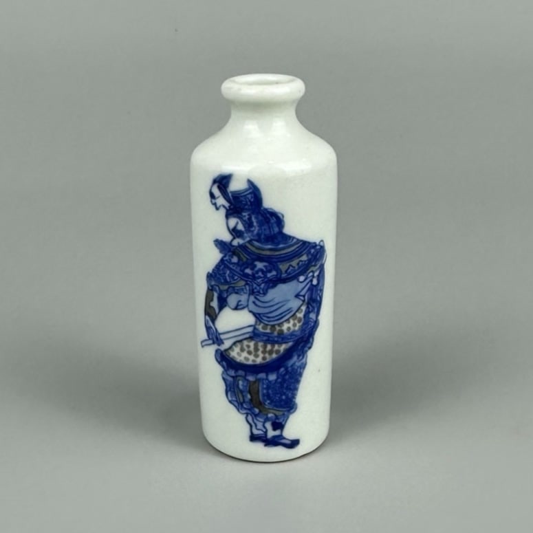 Blue and White Underglaze-Red Figures Pattern Snuff Bottle: Blue and White Underglaze-Red Figures Pattern Snuff Bottle,Qing Dynasty, China,Daoguang Six-character Mark,Size:3.8in