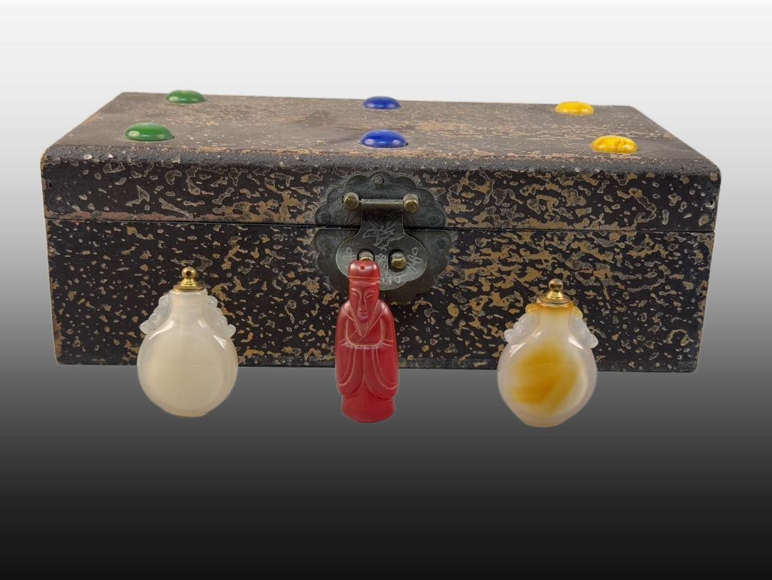 A Set of Exquisite Agate Snuff Bottle: A Set of Exquisite Agate Snuff Bottle,Qing Dynasty, China,Size:3.9inx11in(Box),2.6inx1in(Figure),6.3inx1.6in(SnuffBottle),Weight:1073g