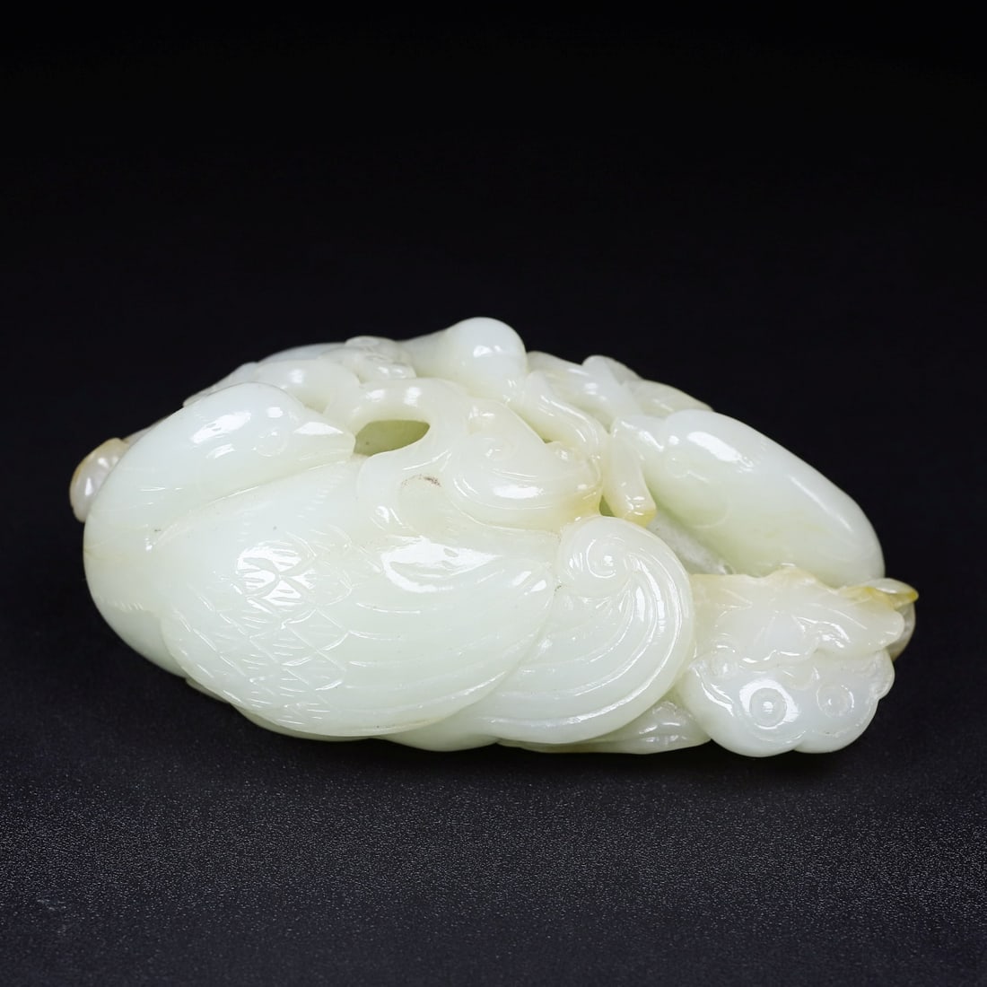 A Exquisite Hotan Jade Goose Ornament: A Exquisite Hotan Jade Goose Ornament,Ming Dynasty, China,Size:4.4inx2.6inx1.9in,Weight:433.7g 和田玉鹅摆件,中国明代