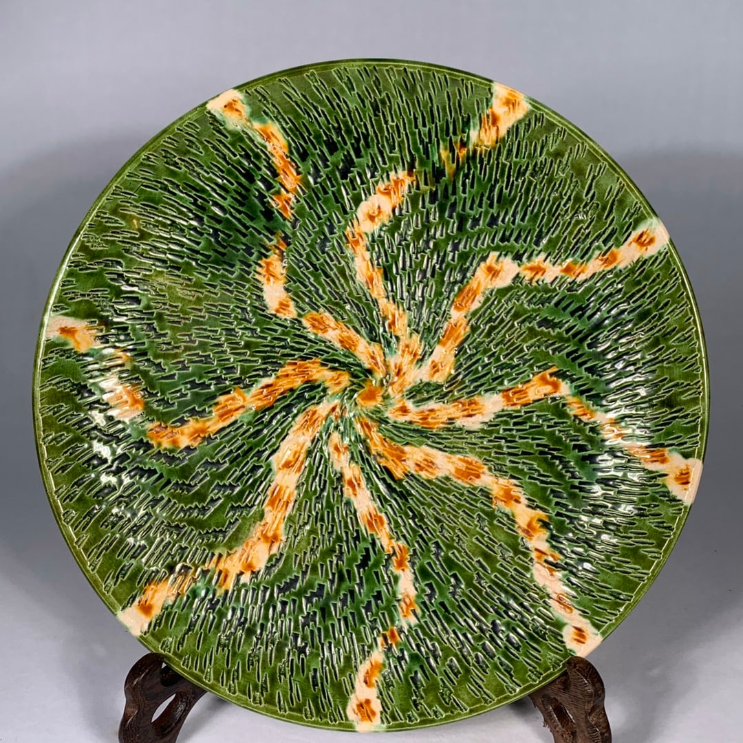 A Exquisite Tang Tri-Color Glazed Pottery Fine incised Carving Plate: A Exquisite Tang Tri-Color Glazed Pottery Fine incised Carving Plate,Tang Dynasty, China,Size:1.2inx9.4in 唐三彩跳刀纹盘,中国唐代