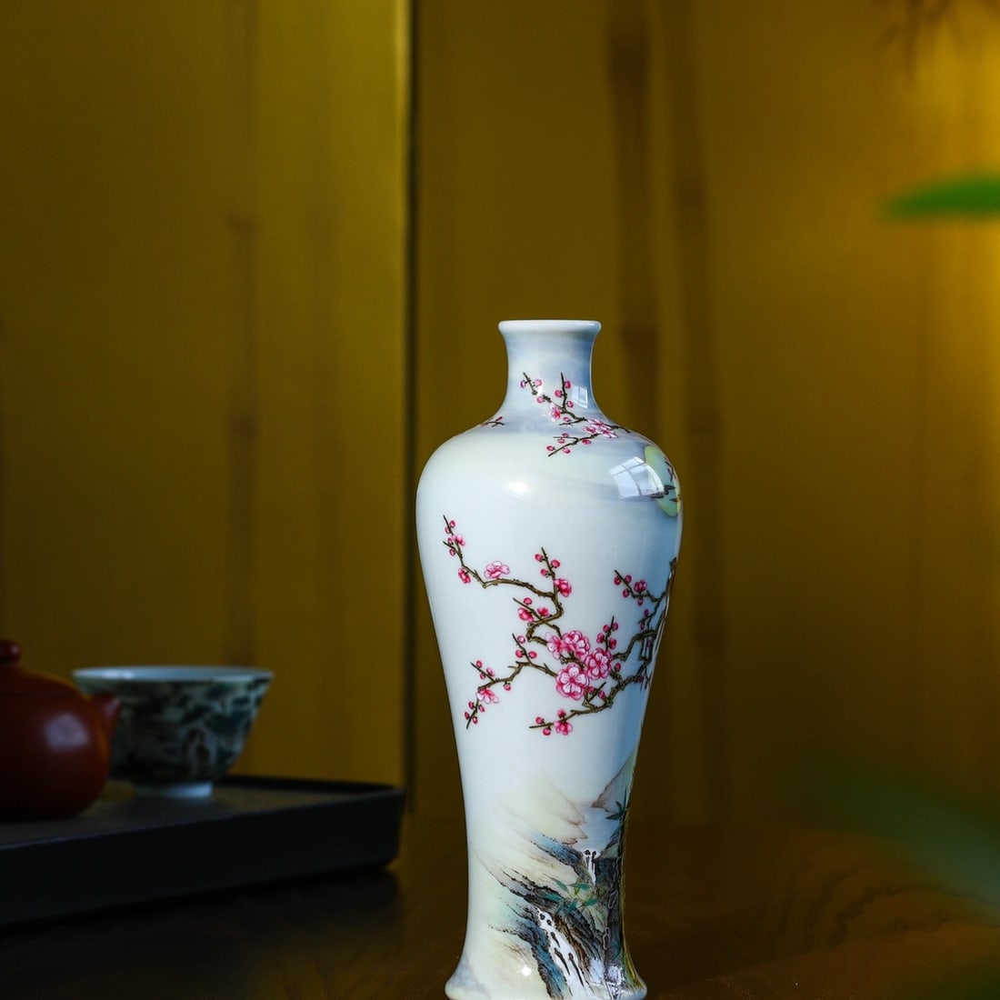 A Exquisite Famille-Rose Flower and Bird Pattern Vase: A Exquisite Famille-Rose Flower and Bird Pattern Vase,Qing Dynasty, China,Qianlong Six-character Mark,Size:9.1inx3.9inx2.6in