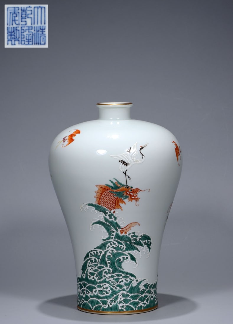 A Exquisite Famille-Rose Painted Gold Dragon Pattern Vase: A Exquisite Famille-Rose Painted Gold Dragon Pattern Vase,Qing Dynasty, China,Qianlong Six-character Mark,Size:11.2inx7.5inx1.9inx4.3in,Weight:2003g