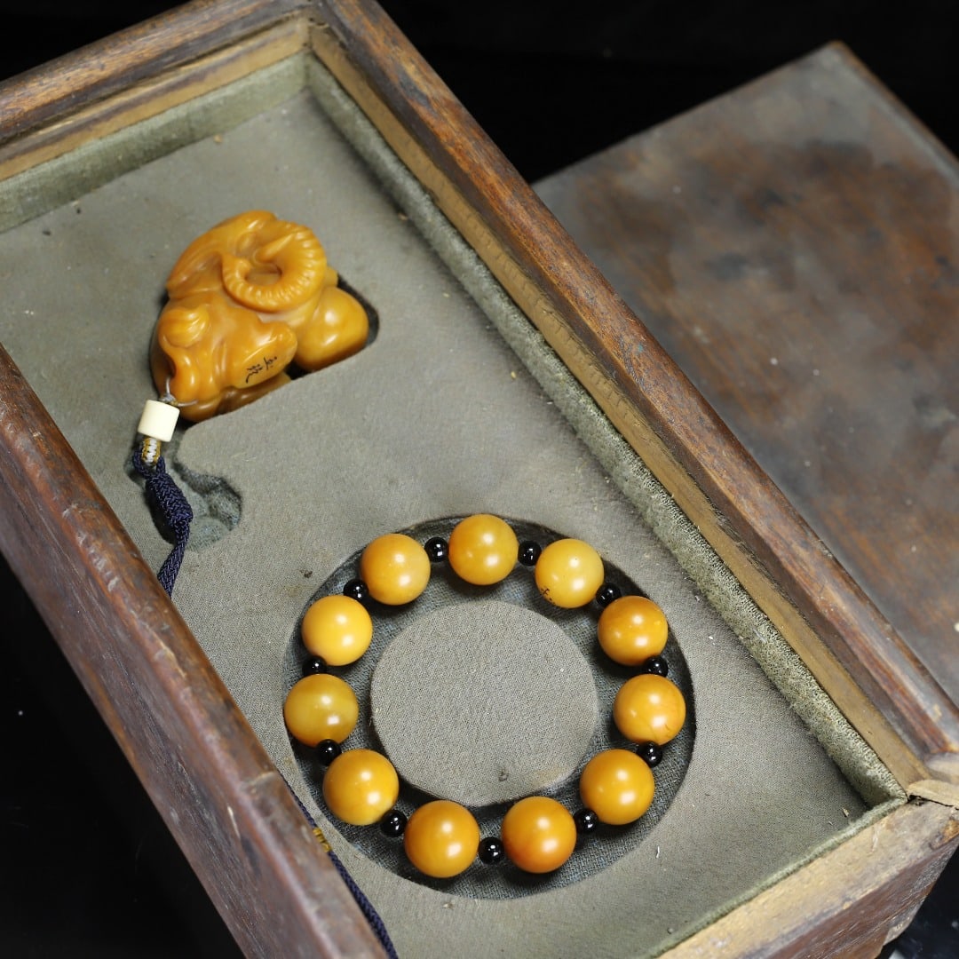 A Exquisite Shoushan Stone Bracelets: A Exquisite Shoushan Stone Bracelets,Qing Dynasty, China,Size:2.2inx1.8inx1.6in,Weight:189g 寿山石手链,中国清代
