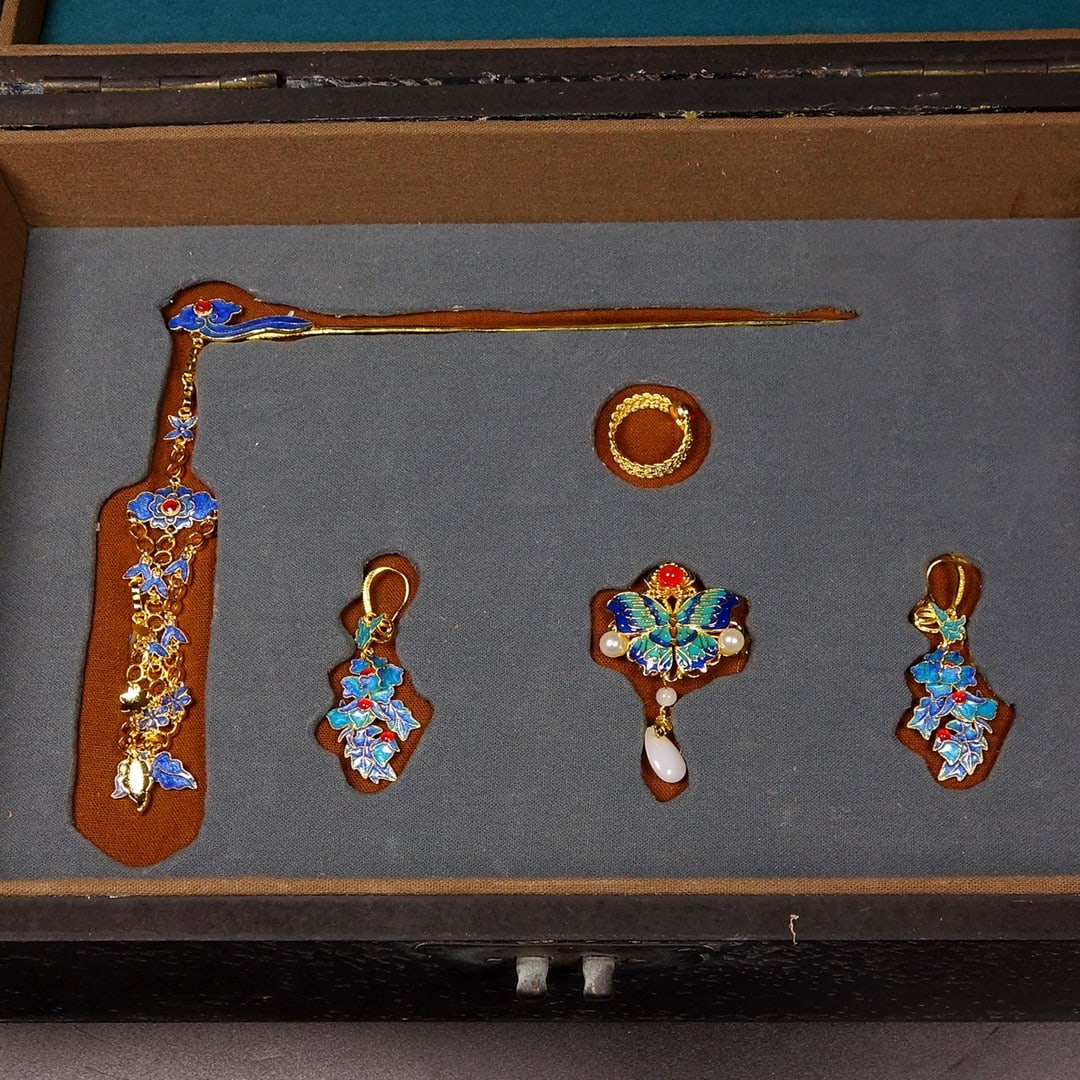 A Set of Exquisite Gilt Bronze Cloisonne Necklace: A Set of Exquisite Gilt Bronze Cloisonne Necklace,Qing Dynasty, China,Size:4.7inx11.8in(Box),7.1inx1.2in(Hairpin),2inx0.8in(Earring),2.4inx1.2in(Brooch),0.8inx0.8in(Ring),Weight:1639g
