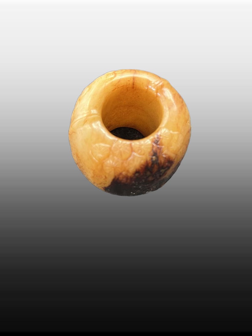 A Exquisite Hotan Jade Thumb Ring: A Exquisite Hotan Jade Thumb Ring,Ming Dynasty, China,Size:2.1inx1.6inx0.6inx0.9in 和田玉扳指,中国明代