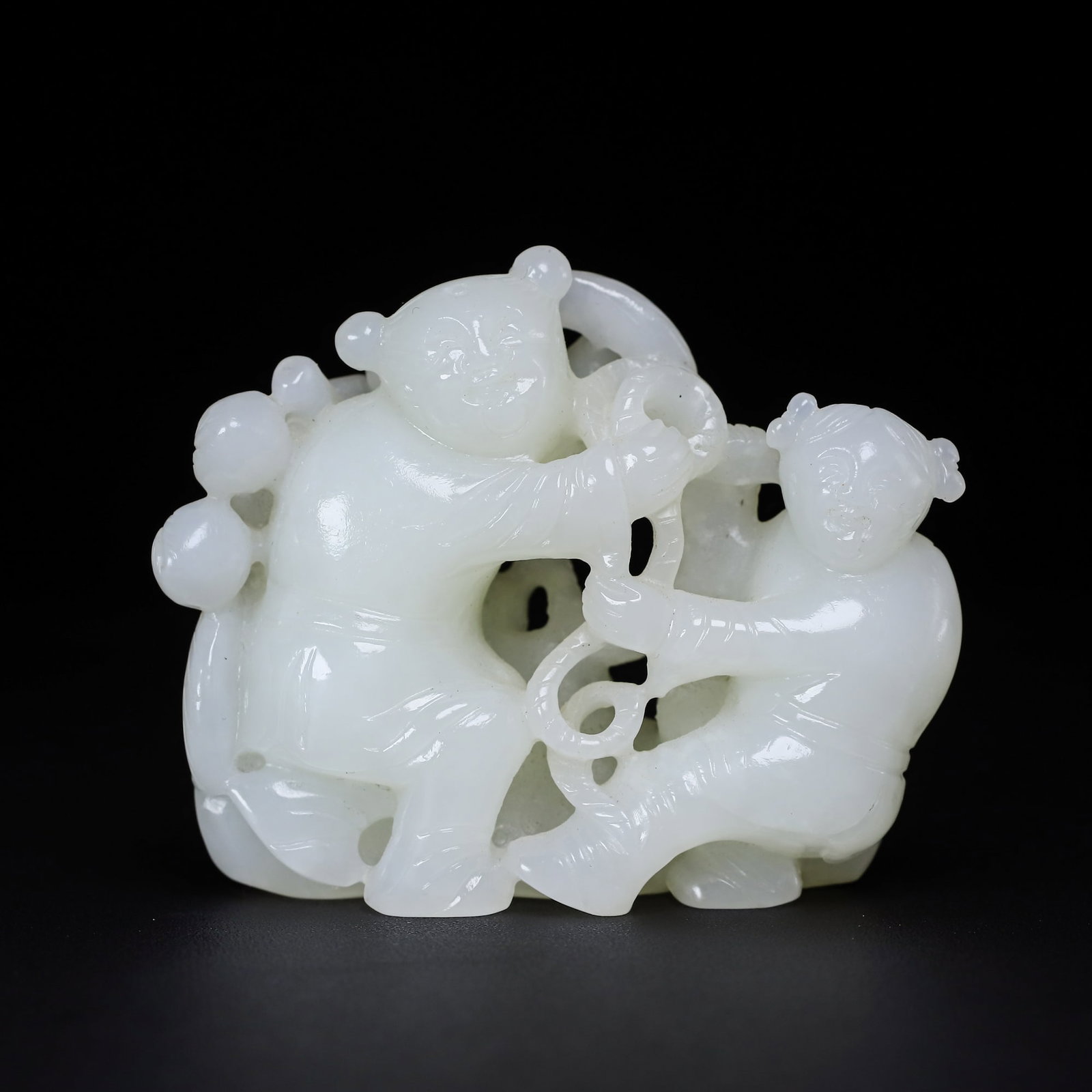 A Exquisite Hotan Jade Figures Ornament: A Exquisite Hotan Jade Figures Ornament,Ming Dynasty, China,Size:3.1inx2.6inx1.1in,Weight:195.8g 和田玉人物摆件,中国明代