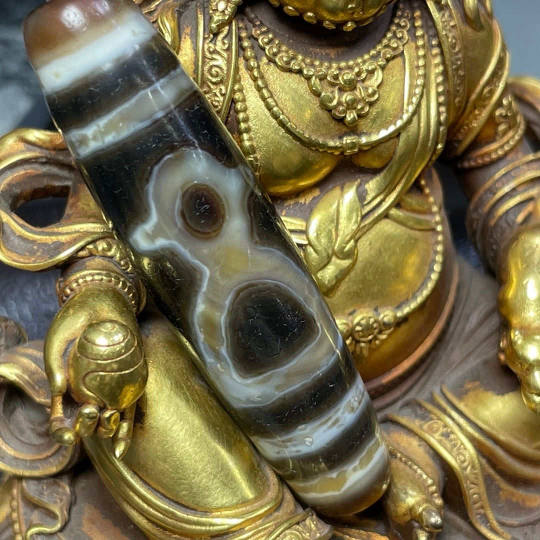A Exquisite Nine Eye Dzi bead: A Exquisite Nine Eye Dzi bead,Qing Dynasty, China,Size:0.5inx2.1in 九眼天珠,中国清代