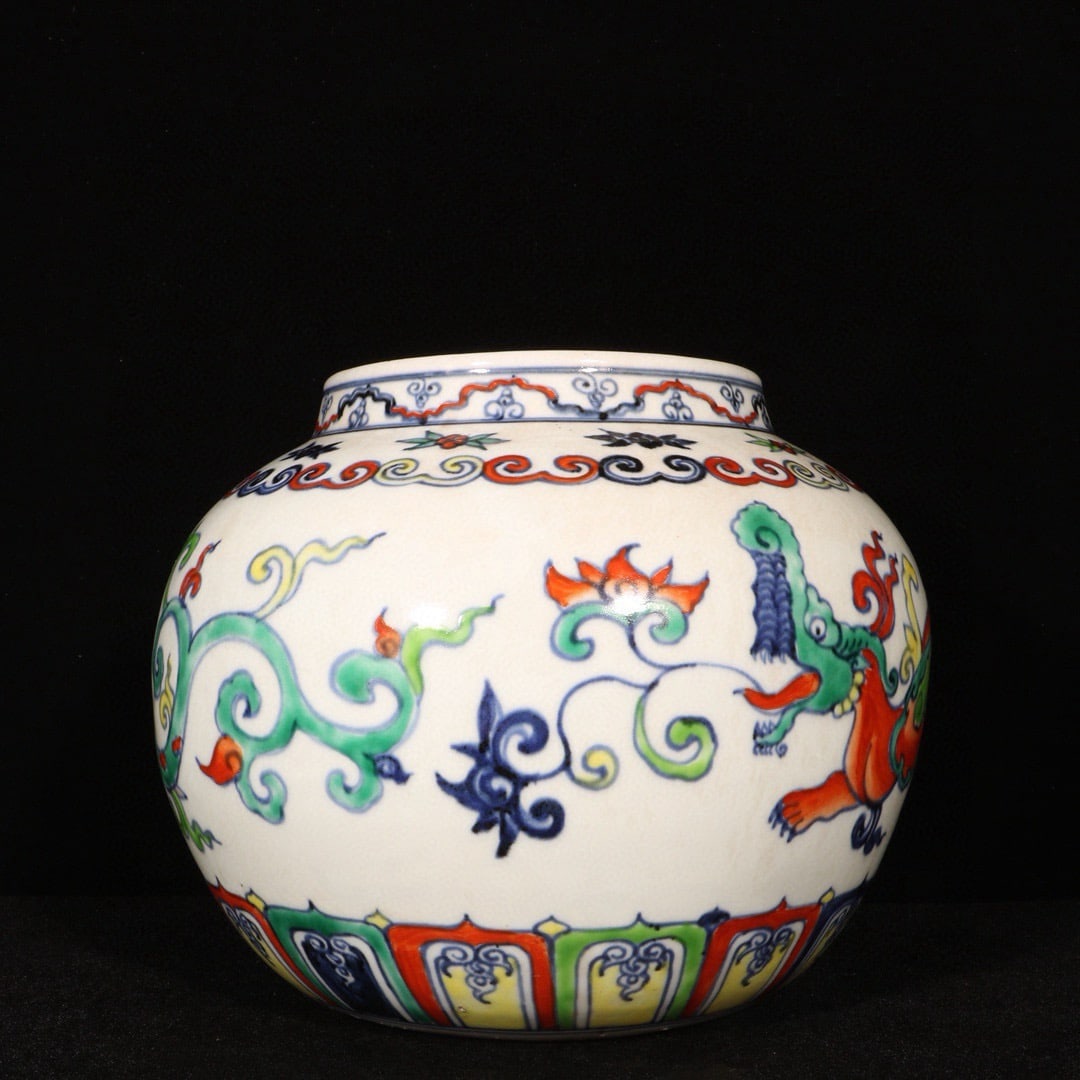 A Exquisite Wucai Dragon Pattern Jar - 4