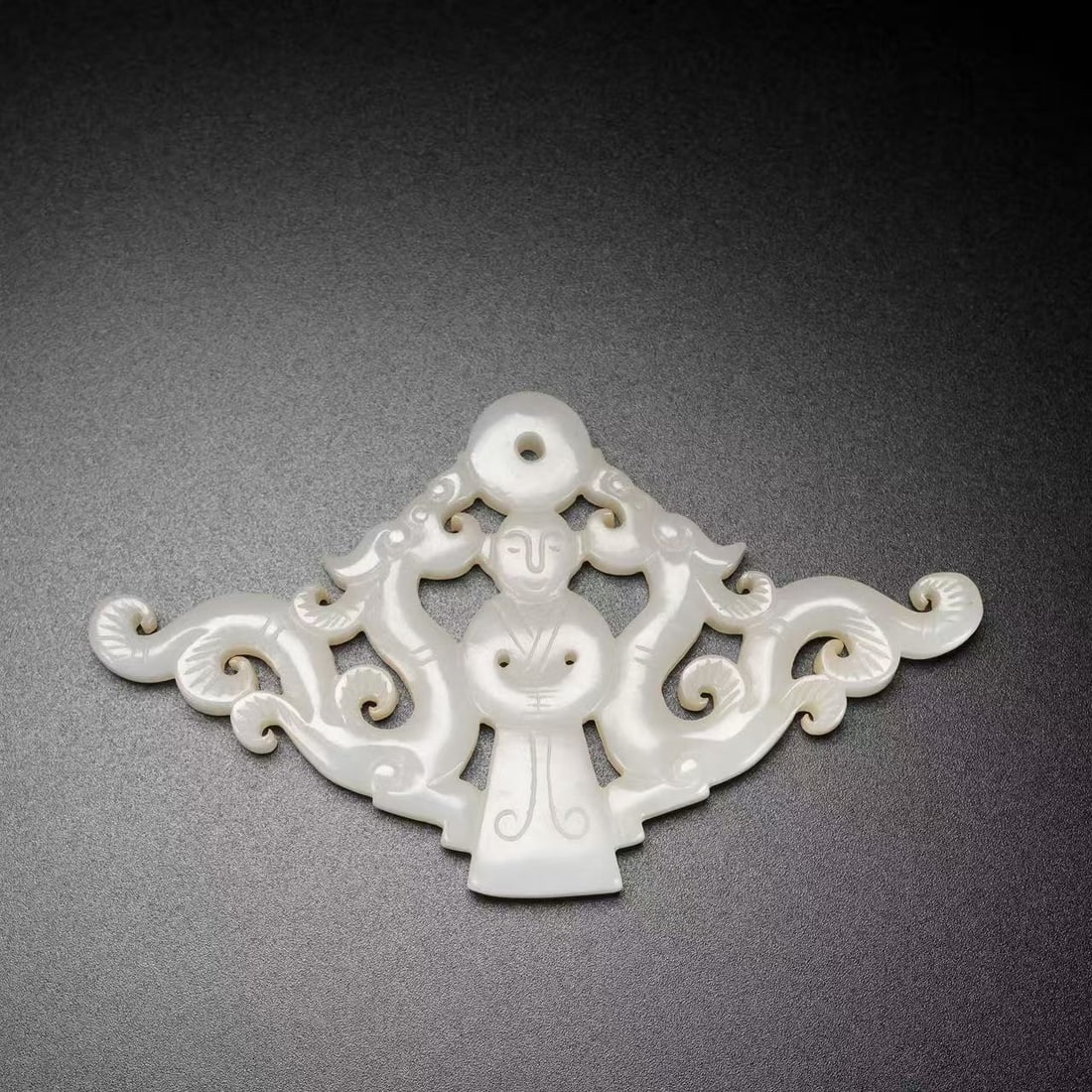 A Exquisite Hotan Jade Dragon Pattern Bi: A Exquisite Hotan Jade Dragon Pattern Bi,Qing Dynasty, China,Size:3.7inx0.2inx2.1in,Weight:28g 和田玉龙璧,中国清代